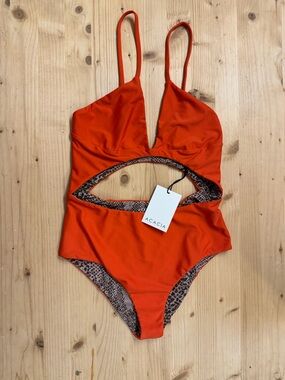 Acacia Amari one piece in Saffron